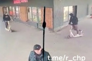【動画】電動キックボード同士の見事な出会い頭事故が撮影される。