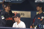 画像　ベンチでめっちゃ話す大谷とダルビッシュ、そのそばで佐々木朗希ソワソワ