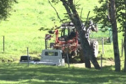 牧場に埋められた牛…ヒグマが隠したか 付近に足跡も 箱わな設置し警戒【北海道平取町】