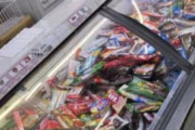 【画像】外国人コンビニ店員「アイスの並べ方？まぁこんなもんでええやろ🥱」