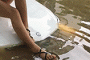 【gif】スタイル抜群の中国女さん、洪水で車が水没 → ボンネットの上で醜態を晒す…