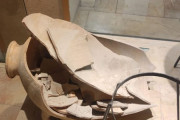 【画像】4歳の男の子、博物館で青銅器時代のつぼを誤って割る・・・