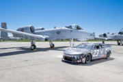 米空軍A-10CサンダーボルトII対地攻撃機とともに鎮座するNASCARトヨタ・カムリ23号車！