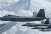 富士山上空で編隊飛行訓練する第5世代戦闘機F-22ラプター！