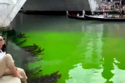 【環境活動家】「トレビの泉を真っ黒」の次は「ベネチアの運河を緑色」液体を投入か