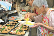 海外「日本人は勤勉！」80歳の仲良し老夫婦が作るお寿司に海外興味津々！（海外の反応）