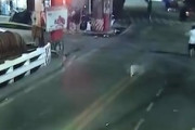 【動画】道路のど真ん中に仕掛けられた大爆竹が偶然通りかかったバイクの人を襲う。