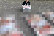 日本のヴィーガン団体、肉フェスで「血のりまみれの半裸女性をパックに詰め”肉：動物の死体”として展示するパフォーマンス」を披露