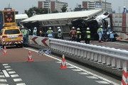 【画像】首都高で衝撃のトレーラー事故発生！！！運転手の絶望感がヤバい・・・