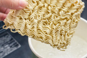 ｢あり｣7割？ インスタントラーメン、作った鍋のまま食べるのはあり？なし？