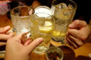 飲み会で飲まないと言ってたのにお酒を勧めてくる友人の愚痴をSNSに書き込んだ。→別の友人から絶縁されることに…