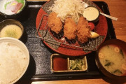カキフライ定食（980円）を頼んだらカキフライが3つしか乗ってなかったんやけど