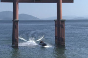女水上バイカス「パワースポットということでくぐった」琵琶湖の大鳥居を水上バイクで潜る馬鹿者たち |  そこまでしてインスタで目立って何がしたいの？  |  なんかいけないのか？