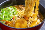 カレー（攻撃力5000）「合体するぞ！」ラーメン（攻撃力5000）「おう！」→カレーラーメン（攻撃力5000）