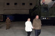 新たな革命伝説づくり？　金正恩氏の娘、ICBM発射現場で披露  [朝一から閉店までφ★]