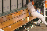 【画像】MLBのベンチ汚すぎ！掃除する人の仕事の為とかいうレベルを超えて座りたくないだろ・・・・