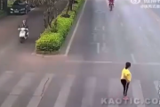 【動画】　女さん、横断歩道中にバイクが来たので立ち止まってしまう・・・