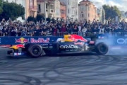 【動画】F1イベントでサービスしすぎた角田裕毅、レッドブルRB7を燃やしてしまう。