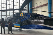 ウクライナ国旗をまとったUH-60ブラックホークーヘリコプター！