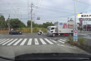 【悲報】「左折車」と「すり抜けバイク」の事故、激写される。これどっちが悪いんだ…？