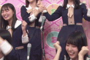 【gifあり】これマジで凄いな・・・賀喜遥香、後ろの筒井あやめに被ってしまうのに気づいて、即座に腕を下げていた件！！！【乃木坂46】