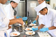 海産物食べて応援…海自第4術科学校の調理実習でフルコース形式の西洋料理に挑戦！