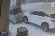 【悲報】おじいちゃん、軽自動車でレクサスディーラーに突入し展示車を破壊ｗｗｗｗｗｗｗｗ