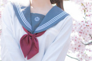 体にぴったりの自高のセーラー服を着て、