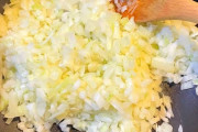 カレーを作る時にタマネギのみじん切りを飴色になるまで炒めない奴～ｗｗｗ