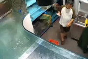 【動画】海鮮料理屋の大型生簀が破裂してしまう事故（ノ∇`）