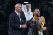 ◆悲報◆リオネル・メッシさん、表彰式でアラブのガウンを着せられて首長感を醸し出してしまう、本田も思わず一言「もうええんちゃう？」