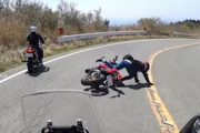 「あヤバい転けるかも」何ともないカーブで転けちゃうバイク女子の動画が人気に。