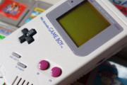 初代ゲームボーイ「単3電池4本使ってクソ画質の白黒画面で数日しか持ちません(笑)」