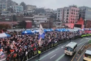 【速報】ソウルが一部麻痺するまで膨れ上がった韓国の賛否集会が今度は激化「カッターナイフを振り回す者が拘束」ガチで右派左派の殺し合いへ