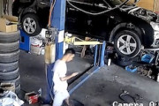 メカさん間一髪。リフトアップしていた車が落ちてしまう恐ろしい事故の映像。