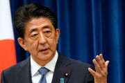 【悲報】安倍晋三さん、女性の胸元をガン見しているところを撮影されてしまうｗｗｗｗｗｗ