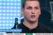 海外「TVで酒を飲みロシア株市場の崩壊に乾杯するロシア人エコノミスト。連日続くロシアへの制裁と非難」