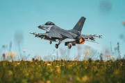 ウクライナ軍のF-16戦闘機の重要な電子妨害装置を遠隔操作で遮断！