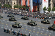 ロシア、対独戦勝75周年軍事パレードを開催…戦車などの軍用車両210両以、戦闘機や爆撃機70機超が編隊飛行！