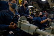 米海軍の弾道ミサイル原子力潜水艦「オハイオ SSGN726」の艦内でマスク着用で操艦！