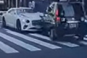 【動画】 日本橋の交差点で謎運転のベントレー(3000万円)がタクシーに突っ込む衝撃事故… その瞬間が激撮されていた