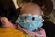 旅客機で目撃された赤ちゃんの顔面マスク姿に賛否両論！「可愛い」「児童虐待」と意見が真っ二つに