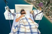 空飛ぶベッドを手に入れた男が海外で話題に！　海外の反応