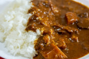 【衝撃】男さん「業スーでバイトを始めたが、行きつけの店が毎日レトルトカレーを大量に買っていく…」