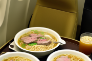 俺「飛行機でラーメン食いたくなったから絵描いて」AI「かしこまりぃ～」