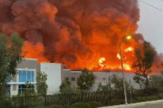 【衝撃映像】米アマゾンの配送センターで大規模火災。複数の倉庫全焼か