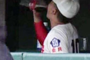 【悲報】高校球児さん、ベンチでコーラを一気飲み【刃牙】
