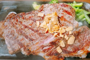 ワイ「ステーキ肉1500g完食出来たら奢ってやるで」トッモ達「じゃあやる」