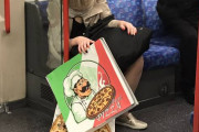 【画像】電車でピザぶちまけてる女いてワロタｗｗｗｗｗ