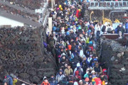 お盆3日間で1万人超　富士山大混雑「弾丸登山者」1300人超えトラブル続出! 山道で眠る・テント設置…禁止のドローン飛行も